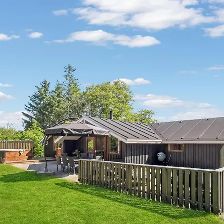 別荘 Four-bedroom In *